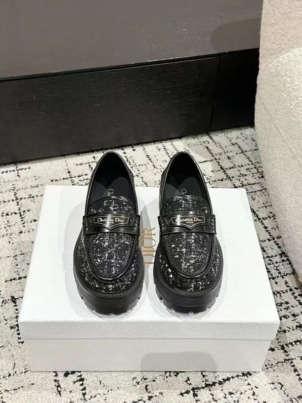 👟👟Ex-factory price 680👟👟 Dior 25/spring and summer new ultra-light loafers, new large soles and thick soles, the layout strives to create fashionable classic items, new products created at the first major show of Paris Fashion Week, the inspiration is cleverly combined with the perfect shoe shape by the D chief designer. Matched with brand buckles, it is more fashionable! Original version, perfect and exquisite workmanship!  ✔️Upper: imported open-edge beaded cowhide ✔️Inner lining: water-dyed cowhide ✔️Sole: IP foam outsole ✔️Size: #35-41 (40 41 customized items are not returnable)